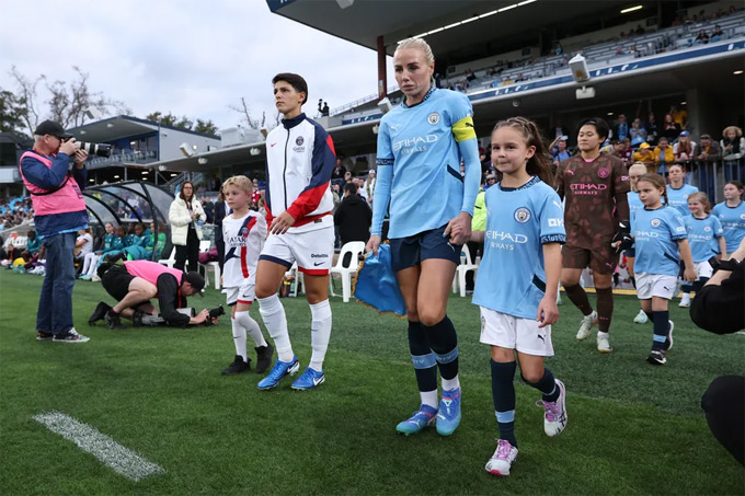 Greenwood đeo băng thủ quân của Man City